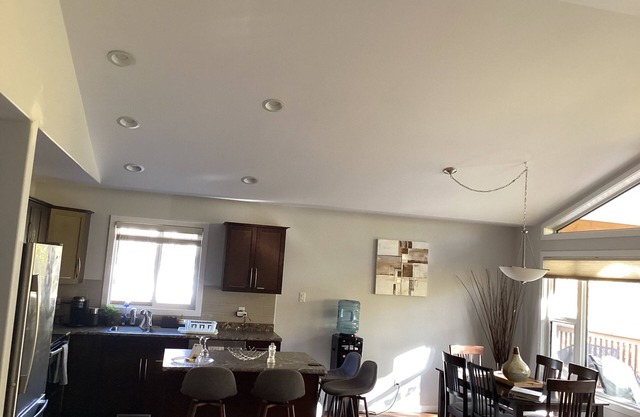 Charming 3-bedroom cottage with WiFi and AC in fabulous Hillside/Victoria Beach