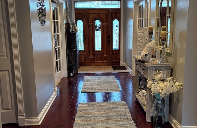 Charming 3-bedroom house in serene and lovely Evergreen Park. WiFi/AC