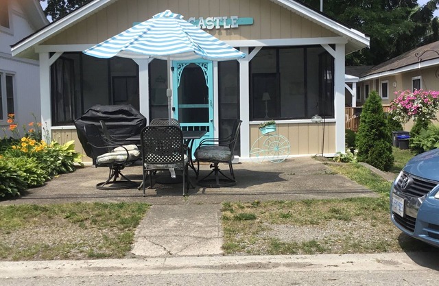 Charming 3 bedroom Sand Castle Cottage Steps to the sandy beach
