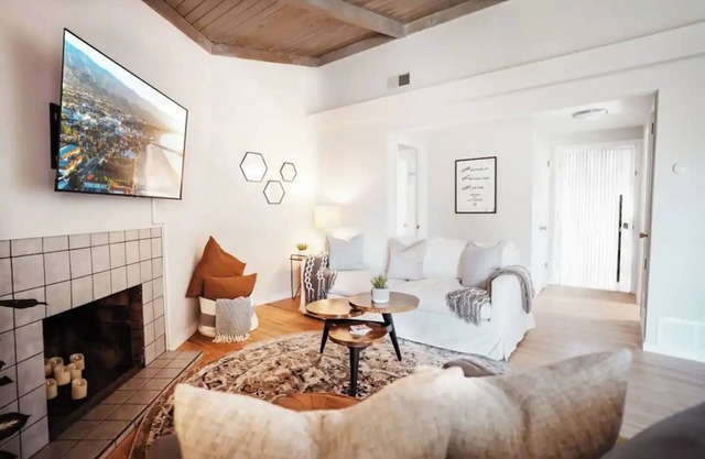 Charming 3 Bedroom House by Hendry's Beach!