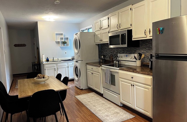 Charming 3-bedroom - 10 miles to Wachusett Mountain Ski Area!