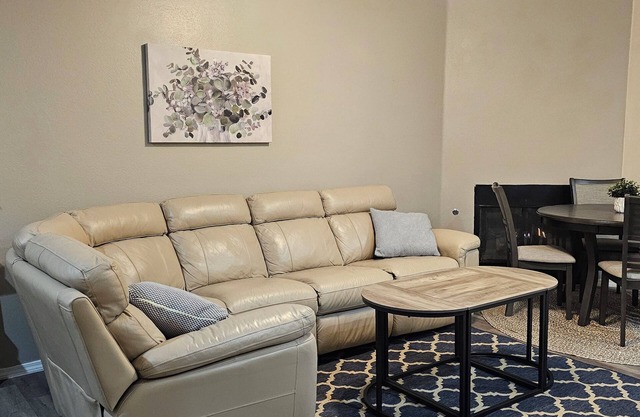 Charming 3-bedroom apartment in enchanting Rio Rancho with AC, WiFi