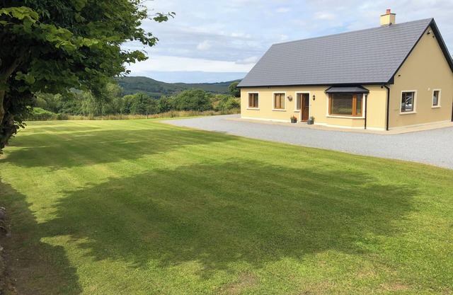 Charming 3-bedroom bungalow in Kenmare with WiFi access