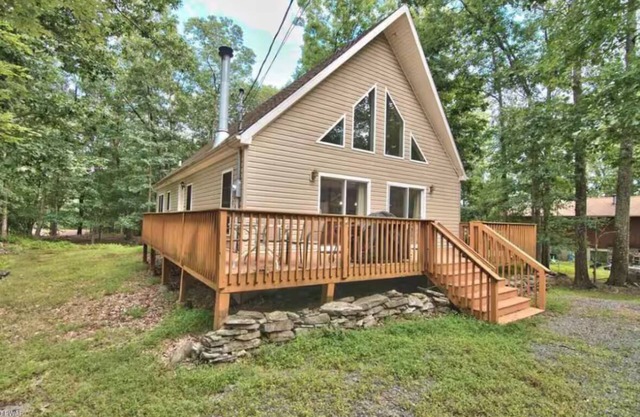 Charming 3-bedroom chalet in Masthope Community.