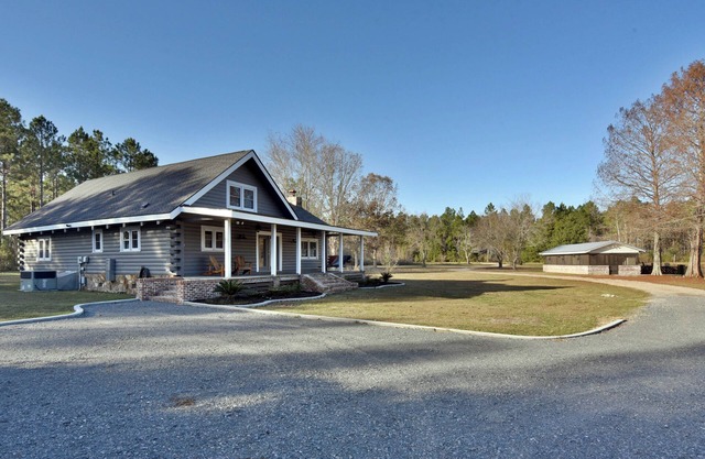 Charming 3-bedroom cabin in fabulous Leesburg with AC, WiFi