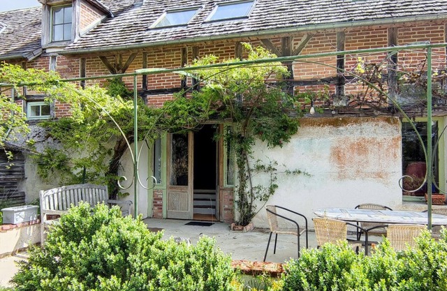 Charming 3-Bedroom Cottage in Sologne Forest with Modern Amenities and Scenic Views