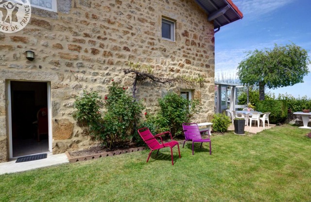 Charming 3-Bedroom Cottage with Fireplace, WiFi, and Garden in Artistic Loire Village