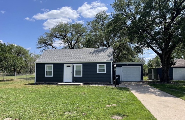 Charming 3-bedroom house in very quiet neighborhood with AC and WiFi.