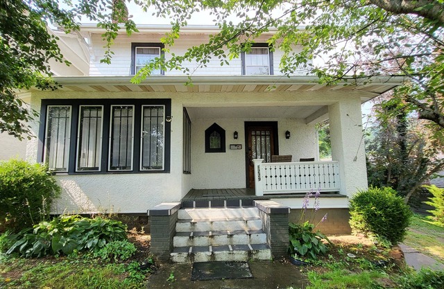 Charming 3-bedroom house in terrific Portsmouth hilltop neighbourhood.
