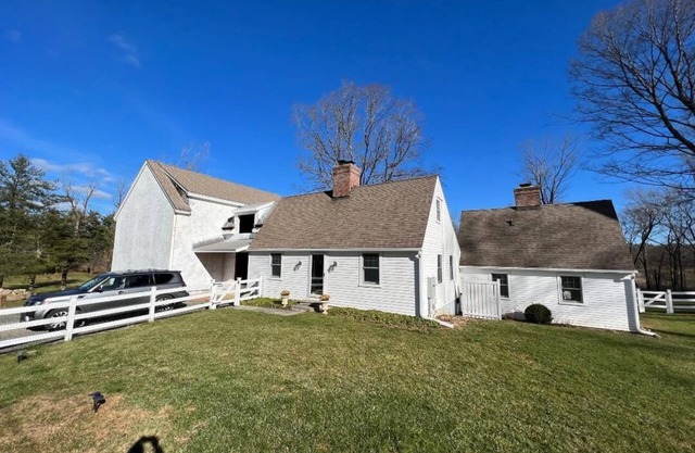 Charming 3-bedroom house in delightful Washington w/WiFi, AC, amazing grounds.