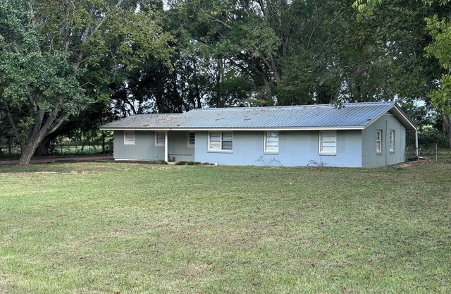 Charming 3-bedroom house with AC and fitness room in nice Hope Hull.