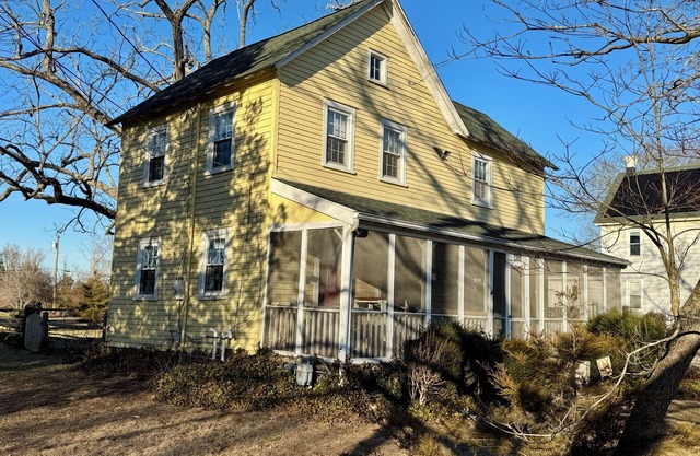 Charming 3-bedroom house with fields, river views, near beaches & dog ready.