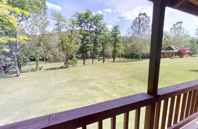 Charming 3-bedroom home w/AC, WiFi, Hot Tub, fitness rm in Gaines on Pinecreek