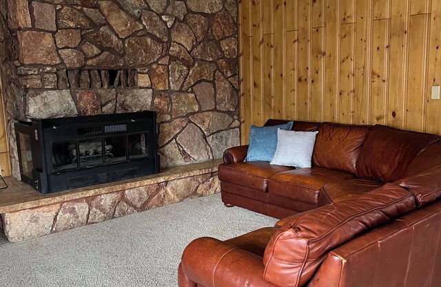 Charming 3-bedroom house with WiFi, AC in awesome Gardiner near Yellowstone.