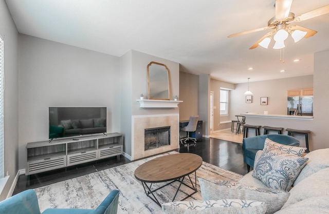 Charming 3-bedroom house in Roanoke - Unique dining Capitol of Texas!