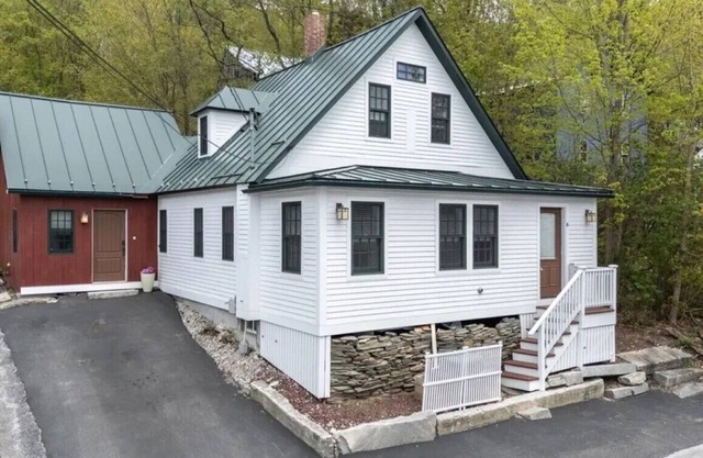 Charming 3-Bedroom House. Walk to Sunapee Harbor and Short Drive to Mt. Sunapee