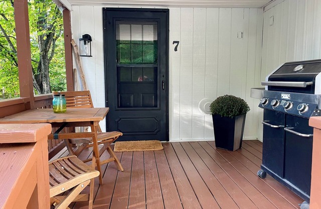 Charming 3-bedroom house with WiFi and AC in adorable Alton
