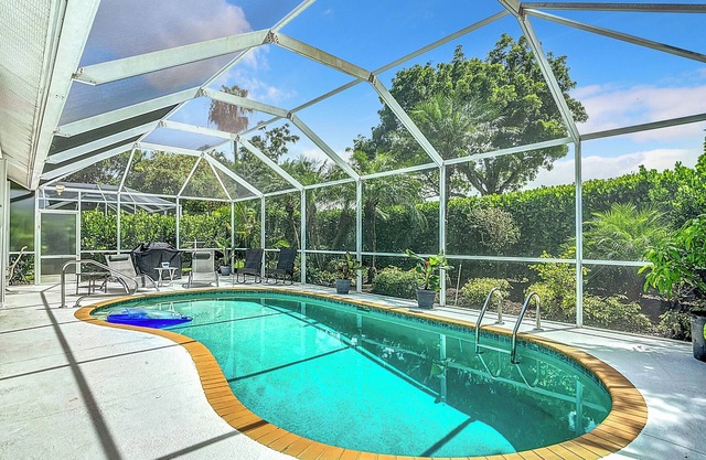 Charming 3-bedroom house with lanai and heated pool in Lely Resort.