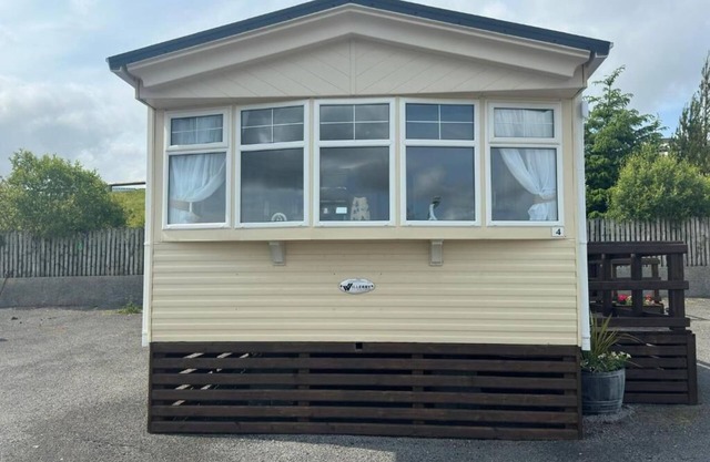 Charming 3-bedroom mobile home with WiFi and AC in Dunkineely
