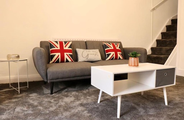 Charming 3 Bedroom Property FREE WiFi & Parking