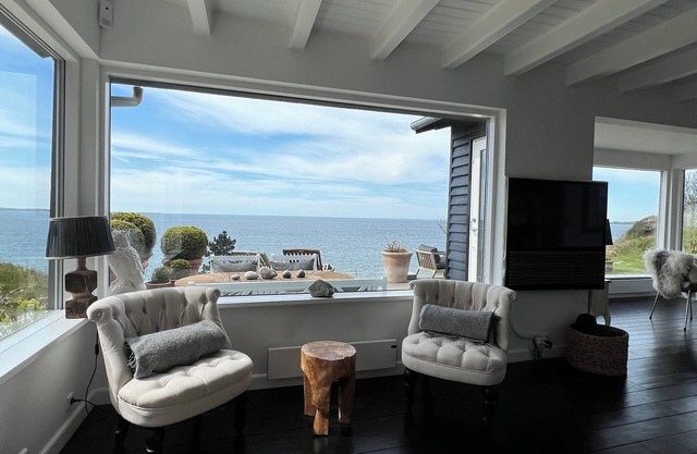 Charming 3-bedroom Seaside Cottage
