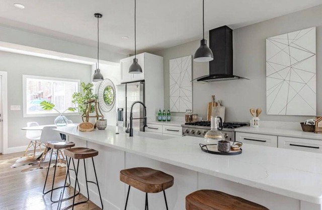 Charming 3-bedroom Townhome with WiFi and AC in marvelous Washington