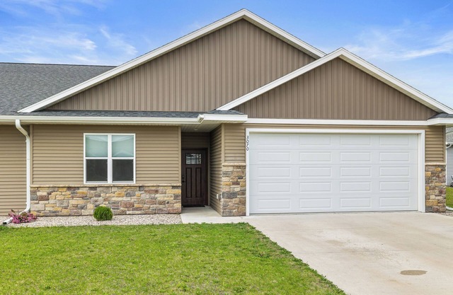 Charming 3-bedroom townhome with a backyard, WiFi and AC in delightful Plover WI