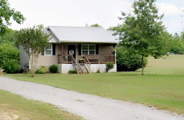 Charming 3-bedroom home minutes from Henderson!
