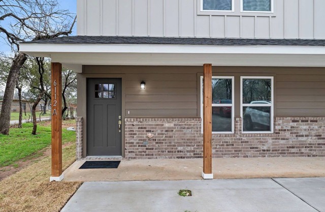 Charming 3-bedroom house in Haltom City with WiFi and AC.