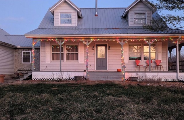 Charming 3-bedroom farmhouse with WiFi, AC on the outskirts of Hocking Hills.