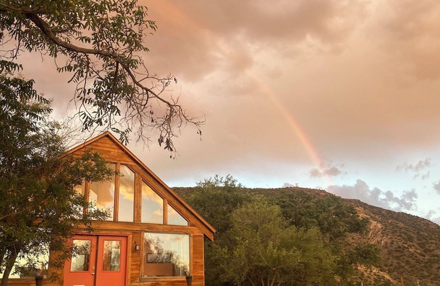 Charming 3-bedroom cabin with WiFi, AC in peaceful Ojo Caliente