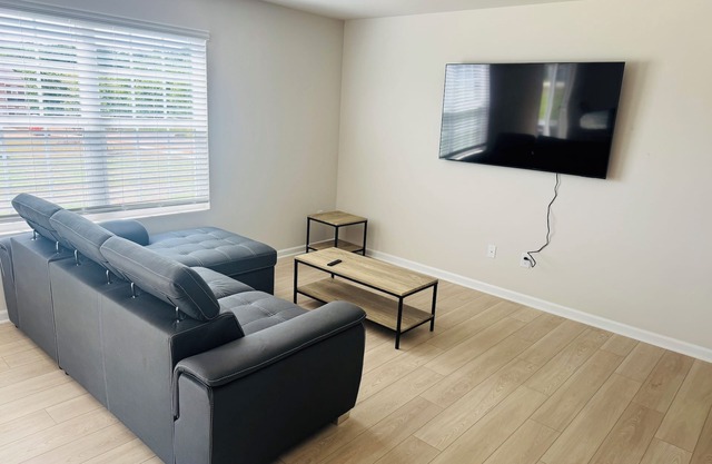 Charming 3-bedroom Home with WiFi, AC in serene Statesville