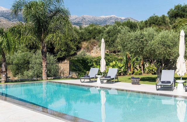 Charming 3-bedroom villa with large pool, WiFi and AC in lovely Nipos