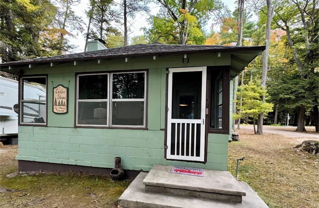 Charming 3 BR Lakefront Cottage - Gateway to Platte Lake & Sleeping Bear Dunes!