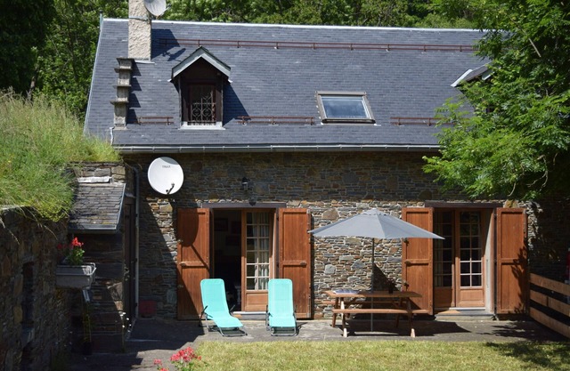Charming 3* chalet 5 minutes from Luchon Centre and 15 minutes from Peyragudes. Enclosed garden