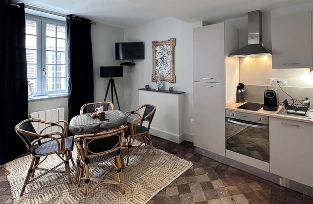 Charming 30m² Studio in Historic Moulins Center – Modern Amenities, Sleeps 2