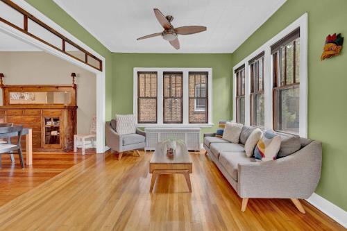 Charming 3bd Bungalow in Vibrant Andersonville home