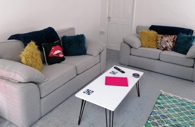 Charming 3BD Seaside Retreat in Burry Port