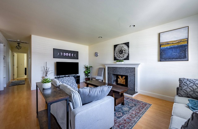 Charming 3BDR/2BTH family home near Rivermark Plaza