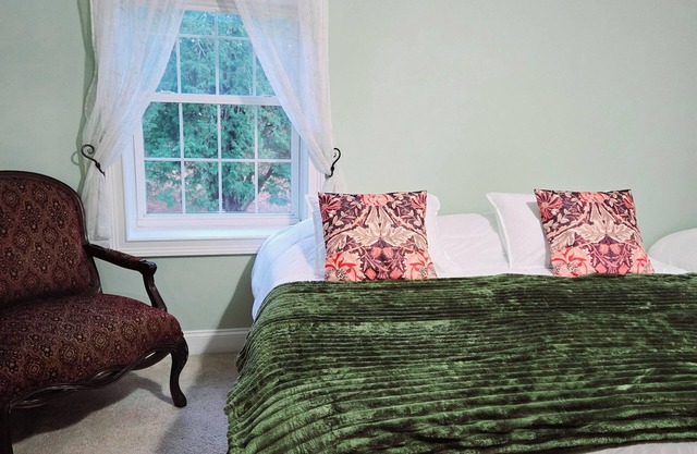 Charming 4-bedrm Colonial Farmhouse amidst the mountains with WiFi in Highland.