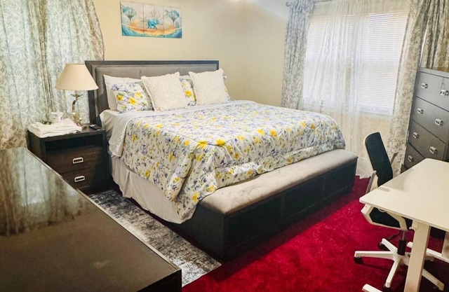 Charming 4-bedroom house with AC and WiFi in marvelous East Riverdale.