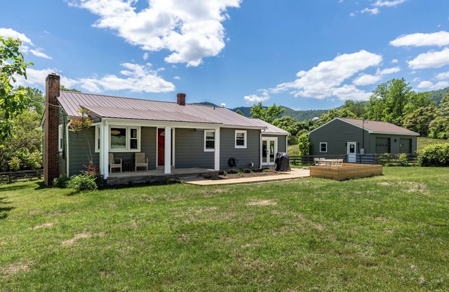 Charming 4-bedroom cottage in Madison with views of Old Rag Mountain