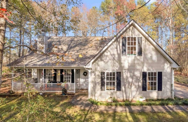 Charming 4-bedroom house with fire pit, rocking chair front porch and WiFI.