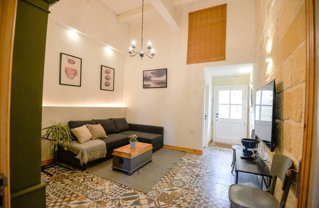 Charming 4-bedroom villa with Jacuzzi, AC and WiFi in fabulous San Lawrenz.