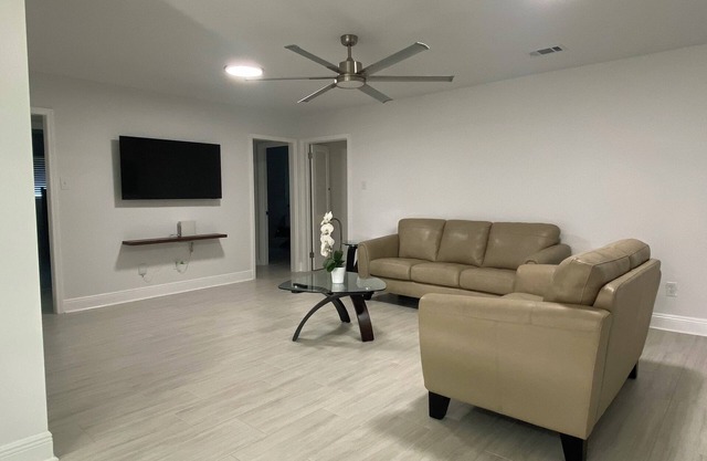 Charming 4 bedroom super clean and safe in Metairie newly remodeled WiFi & AC