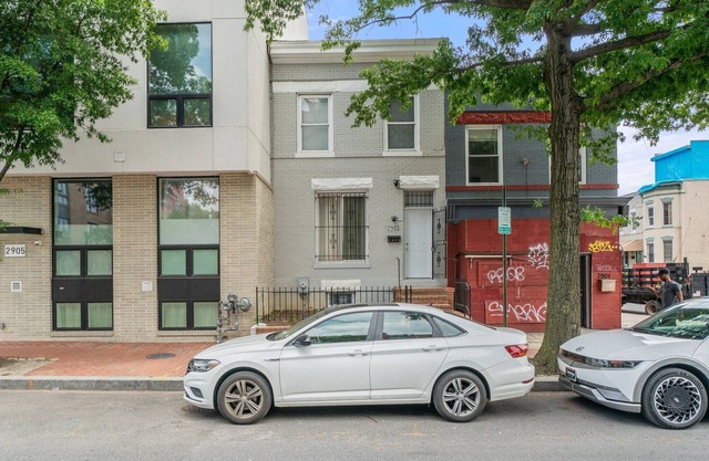 Charming 4-bedroom townhome in fabulous Washington with AC, WiFi