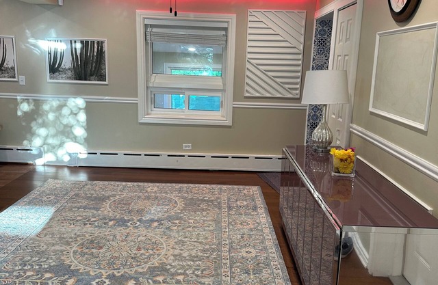 Charming 4-bedroom house in Libertyville with WiFi and AC