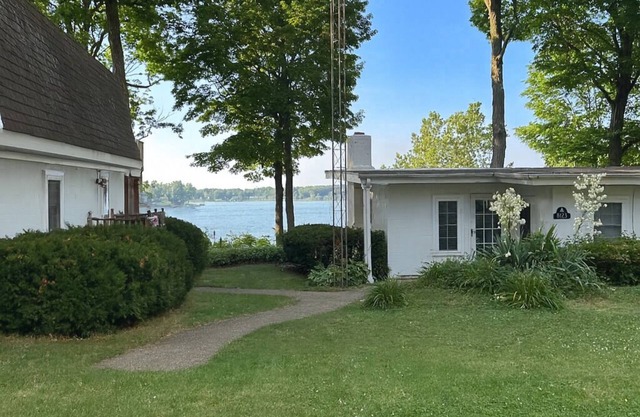 Charming 4-bedroom with views of Paw Paw Lake. Sleeps up to 10.