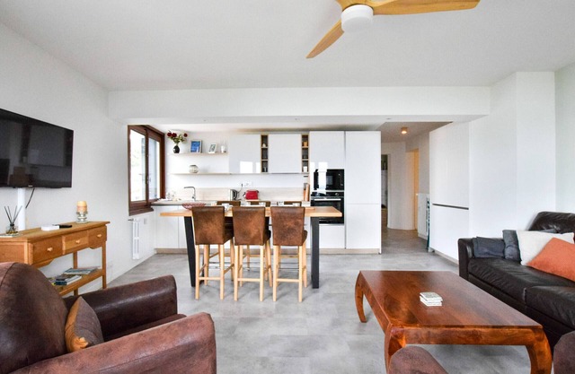 Charming 4-person apartment with balcony and lake view, near beach in Neuvecelle