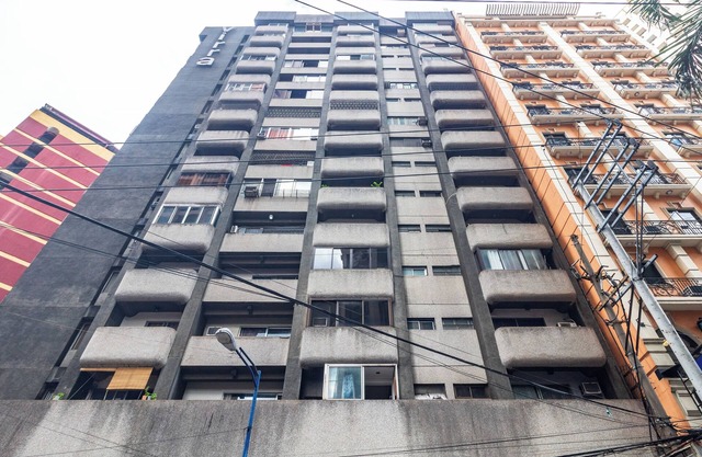 Charming 5 bed condo in marvelous Makati with WiFi, AC